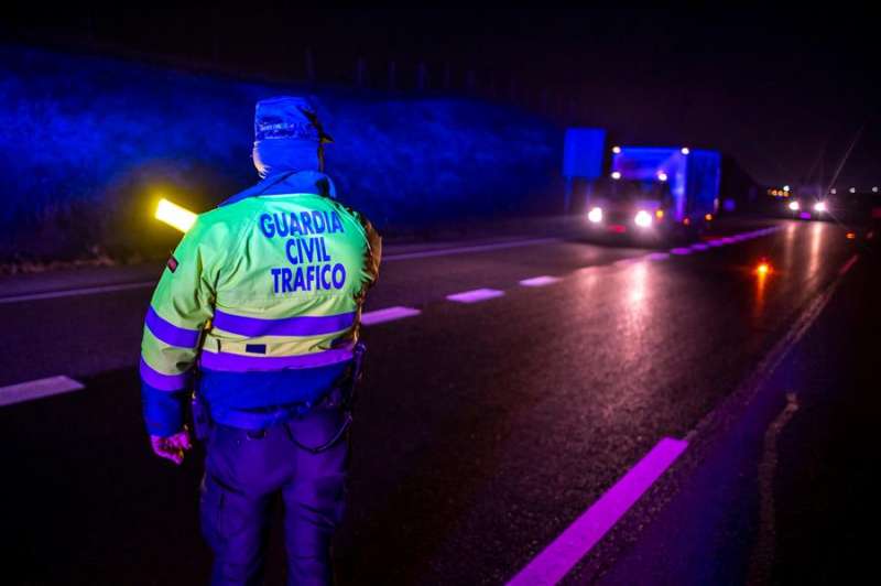 Un agente de la Guardia Civil durante un control de tráfico en una imagen de archivo. EFE/Ismael Herrero