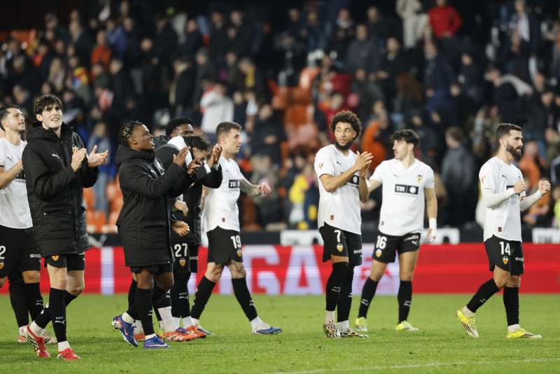 Los jugadores del Valencia celebran la victoria con la afici�n al finalizar el partido de la jornada 27 de LaLiga entre el Valencia CF y el Deportivo Alav�s, este domingo en el estadio de Mestalla. EFE Ana Escobar
