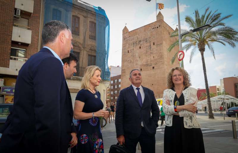 La alcaldesa de Torrent, Amparo Folgado, con las autoridades. EPDA