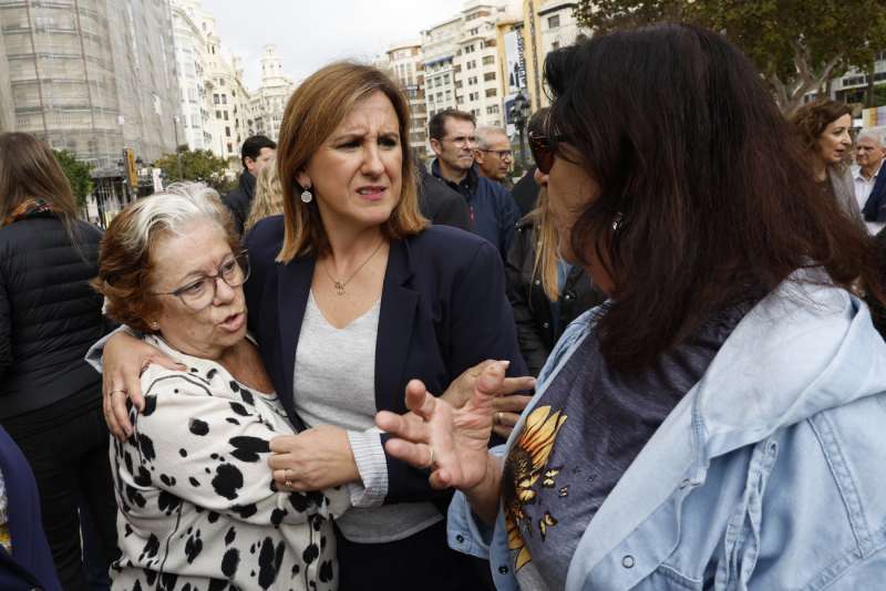 La alcaldesa de Valencia, Mara Jos Catal (C) consuela a varias personas tras un minuto de silencio guardado por las vctimas de la dana. EFEChema Moya
