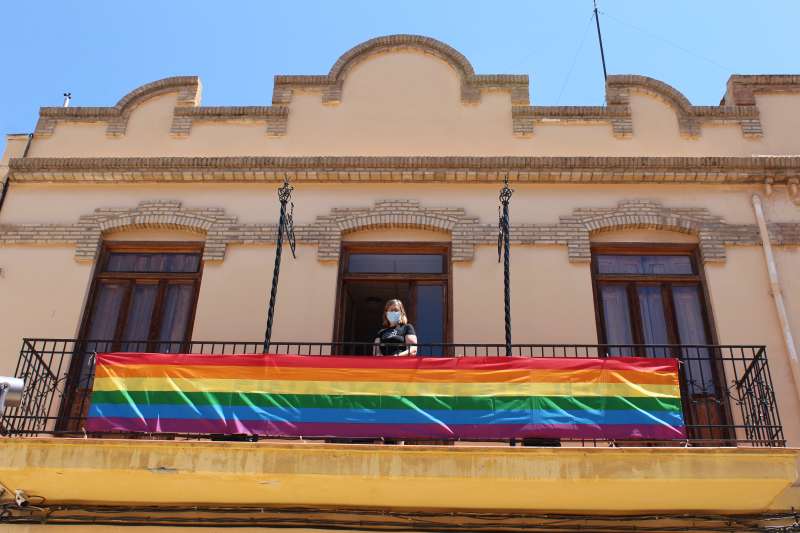 La bandera LGTBI luce en el balcón del ayuntamiento