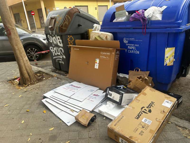 Suciedad en una calle de Sagunt.  EPDA