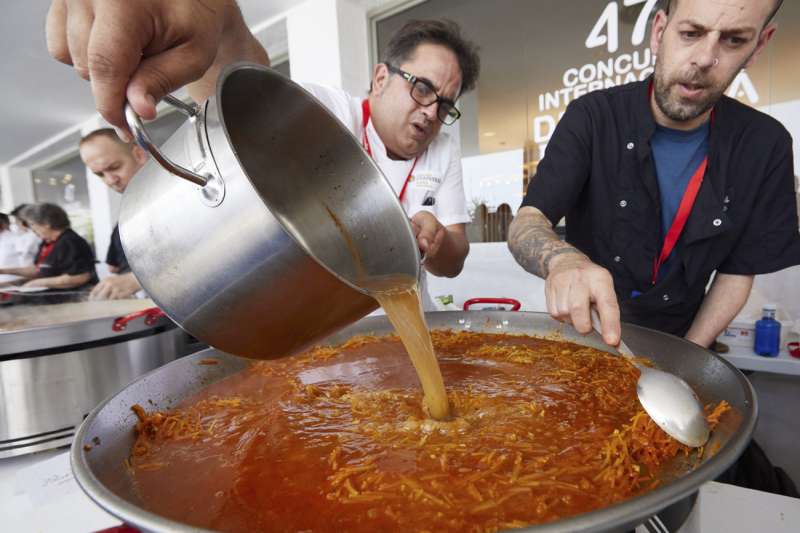 Dos cocineros participan en la 47 ediciÃ³n del Concurso Internacional de FideuÃ  y GastronomÃ­a que se celebra este jueves y en el que participan 30 restaurantes nacionales e internacionales. EFE/Natxo FrancÃ©s
