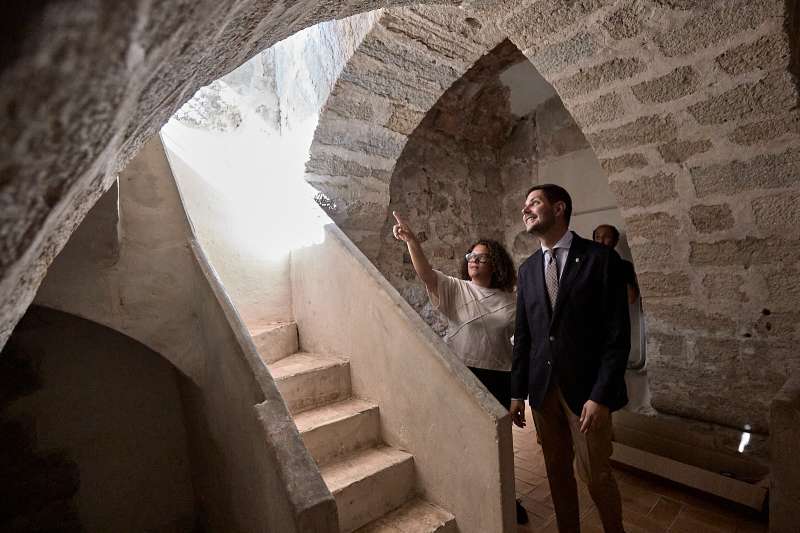 Lalcalde de Gandia, Jos Manuel Prieto, i la regidora de Patrimoni, Alcia Izquierdo, visiten linterior del recinte patrimonial desprs de la seua restauraci.  Foto: Natxo Francs