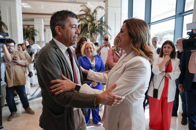 El president de la Generalitat, Carlos Mazn, saluda a la alcaldesa de Valncia, Mara Jos Catal, a su llegada al Frum Europa Tribuna del Mediterrneo. EFEManuel Bruque
