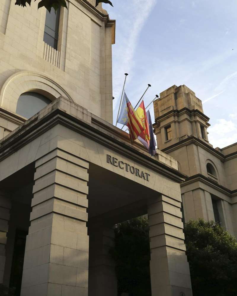 Banderas de luto por la dana en la UV, en una imagen compartida por la institucin.  EFE
