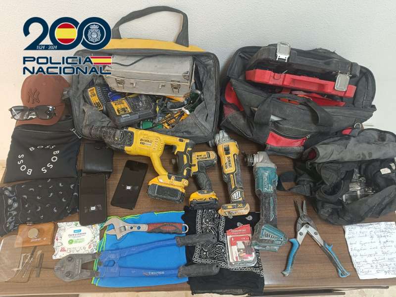 Herramientas para forzar las puertas.  EPDA