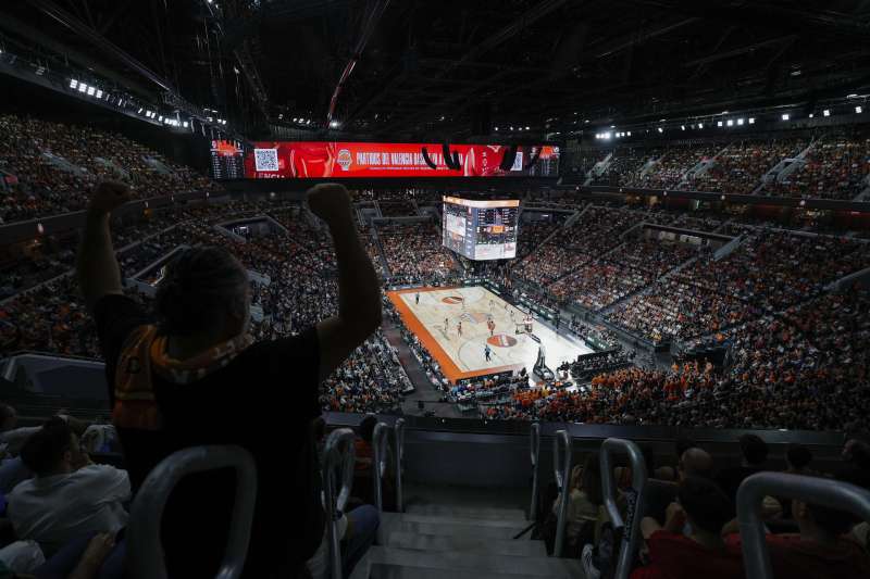 Aspecto del pabelln multiusos Roig Arena de Valencia durante el encuentro correspondiente a la fase regular de la Euroliga que disputan hoy viernes Valencia Basket y Virtus Bolonia. EFE  Manuel Bruque.
