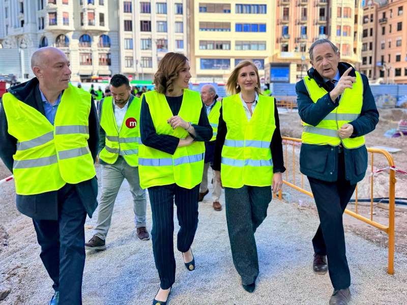 La consellera Pradas, acompanyada per l?alcaldessa Catalá, ha presentat el projecte d?ampliació nord-sud el primer pas del qual són les obres del carrer Alacant. /EPDA