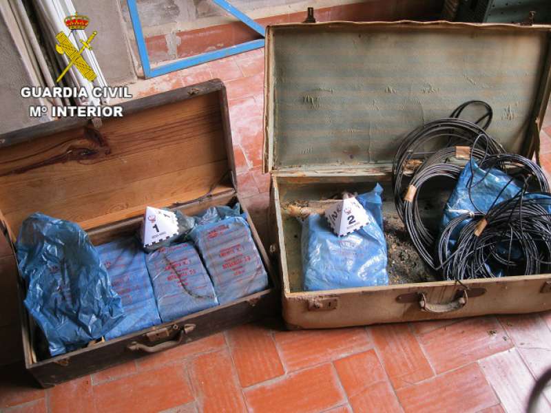 Explosivos abandonados y deteriorados interceptados./Foto Guardia Civil