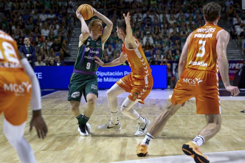 El base de Unicaja, Alberto Daz (i), con el baln ante el defensor de Valencia Basquet durante el encuentro correspondiente a la primera semifinal de la Supercopa que disputaron en el pabelln Martn Carpena, en Mlaga. EFE  Jorge Zapata.