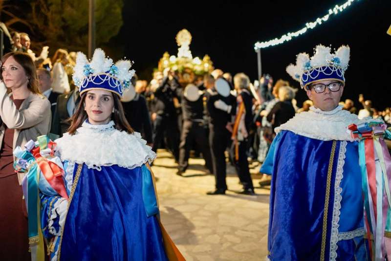 Una de les dones (esq.) que shan incorporat a la representaci� de Les quatre parts del m�n de Cullera.  EPDA