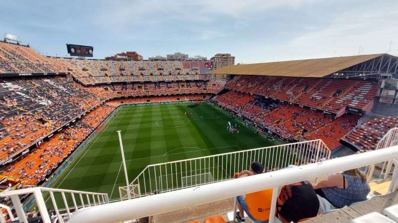 El interior del estadio del Mestalla, casi vacío. / I. HERNÁNDEZ