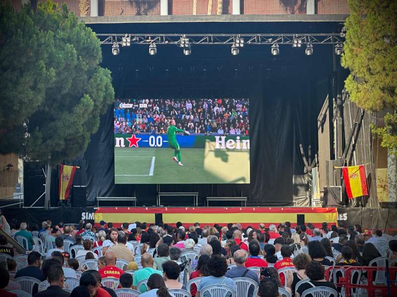 Torrent mirant la final de lEurocopa femenina | EPDA