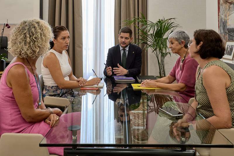 Lalcalde de Gandia, Jos Manuel Prieto, i la regidora dEducaci, Esther Sapena, han mantingut  una reuni amb representants de la Coordinadora Safor-Valldigna pel Valenci amb la seua presidenta, Pilar Gregori al capdavant, i  Josepa Costa, coordinadora del collectiu, i Guillermina Delgado, professora de lIES Ausis March. EPDA