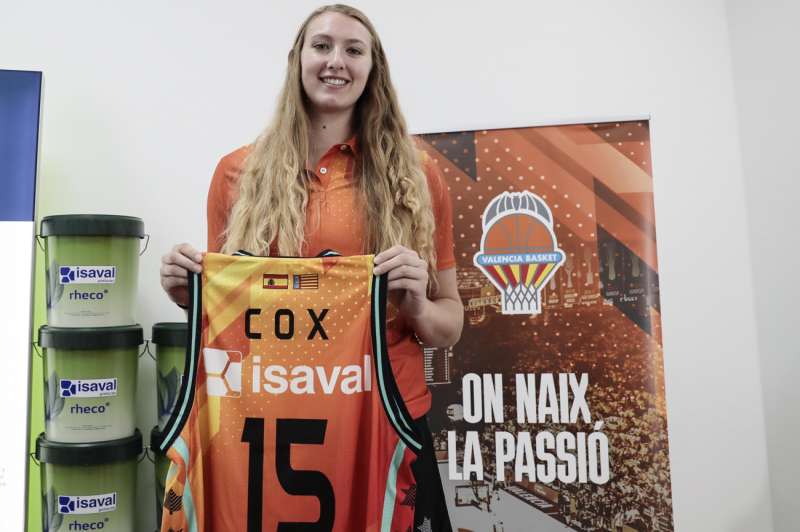 -La ala-pívot estadounidense Lauren Cox durante su presentación como jugadora del Valencia Basket, este martes en Valencia. /EFE

