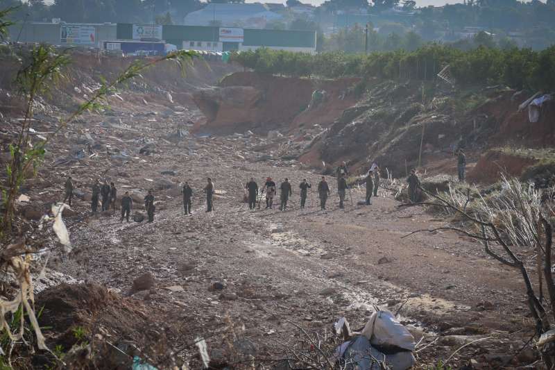 Agentes recorren las zonas afectadas para buscar a las vctimas todava sin localizar.  EPDA