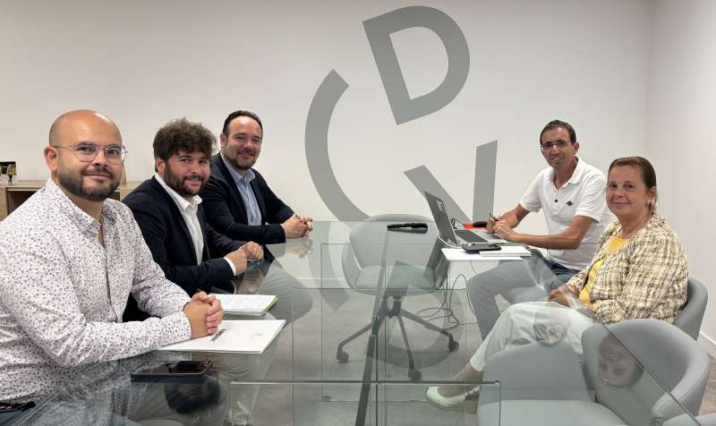 L?alcalde de Manises, Javier Mansilla i el regidor, Guillermo Martnez, reunits amb la diputada Reme Mazzolari. EPDA