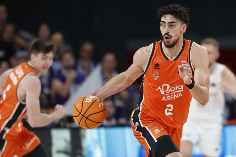 El escolta del Valencia Basket Josep Puerto con el baln durante el segundo partido de la final de la Liga Endesa que Real Madrid y Valencia Basket disputaron en el Movistar Arena, en Madrid. EFE Mariscal
