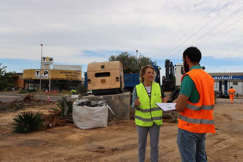 La alcaldesa, Paqui Bartual, visita la zona de las obras. EPDA