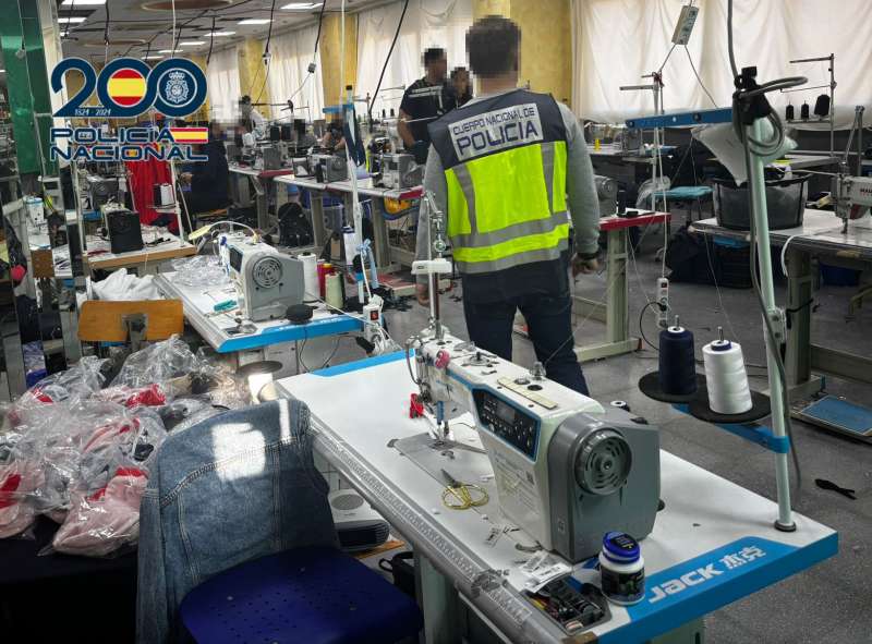 Desmantelado un taller textil clandestino en el Camp de T�ria que explotaba a m�s de 20 trabajadores. POLIC�A NACIONAL