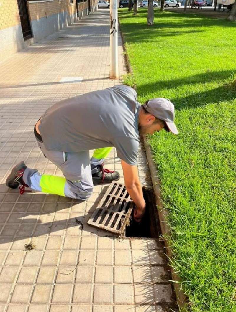 Un operario municipal aplica tratamiento antimosquitos. EFE/Ayuntamiento de Puçol