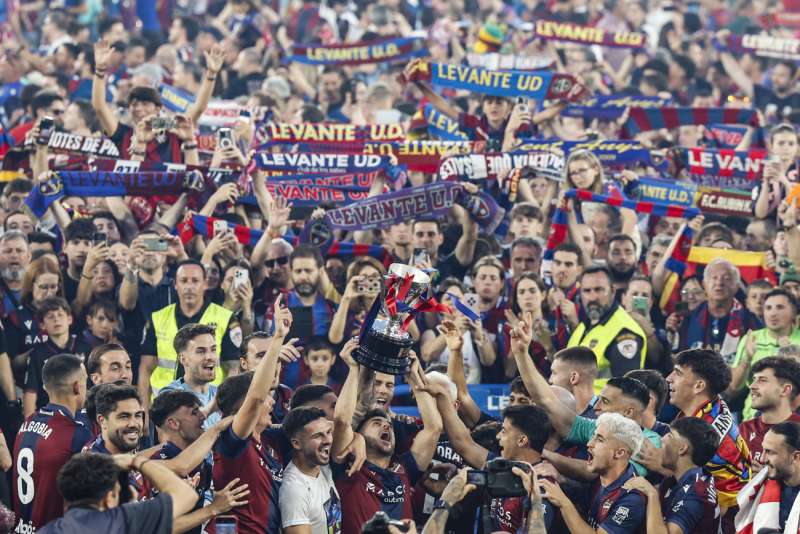 Los jugadores del Levante celebran con sus aficionados la conquista de la Liga Hypermotion y el ascenso EFE Ana Escobar
