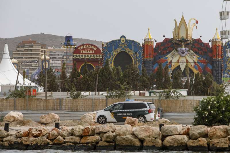 Imagen tomada desde el exterior del recinto del escenario principal del Festival Medusa de Cullera tras el suceso. EFENatxo Francs