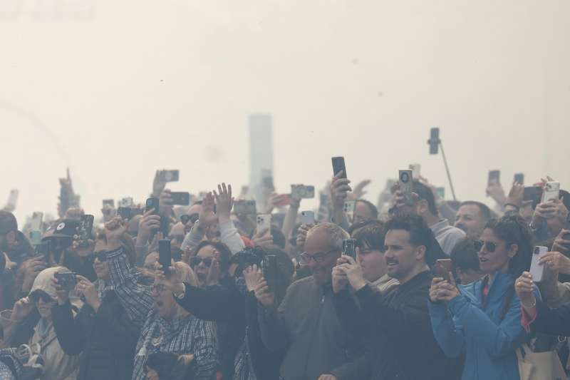 Numeroso p�blico asiste a la �ltima masclet� de las Fallas 2026 en la plaza del Ayuntamiento de Val�ncia, a cargo de Pirotecnia Hermanos Caballer, de Almenara. EFE Manuel Bruque
