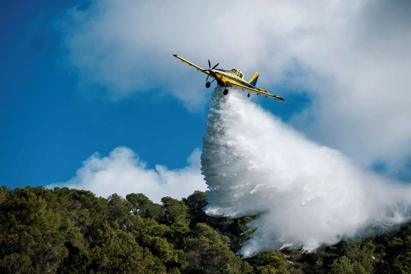 Imagen de un avión luchando contra el fuego. /EPDA