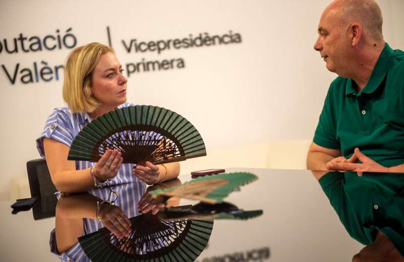 La vicepresidenta de la Diputacin, Natalia Enguix, con el representante de la empresa Ferran Abanicos. EPDA