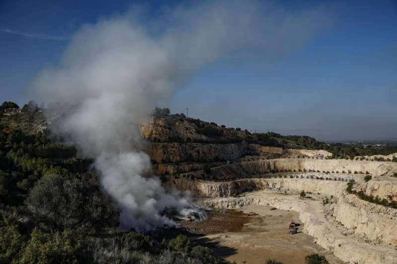 Imagen del incendio declarado en el vertedero habilitado en una antigua cantera donde se depositan enseres arrasados por la DANA. EFEBiel Alio
