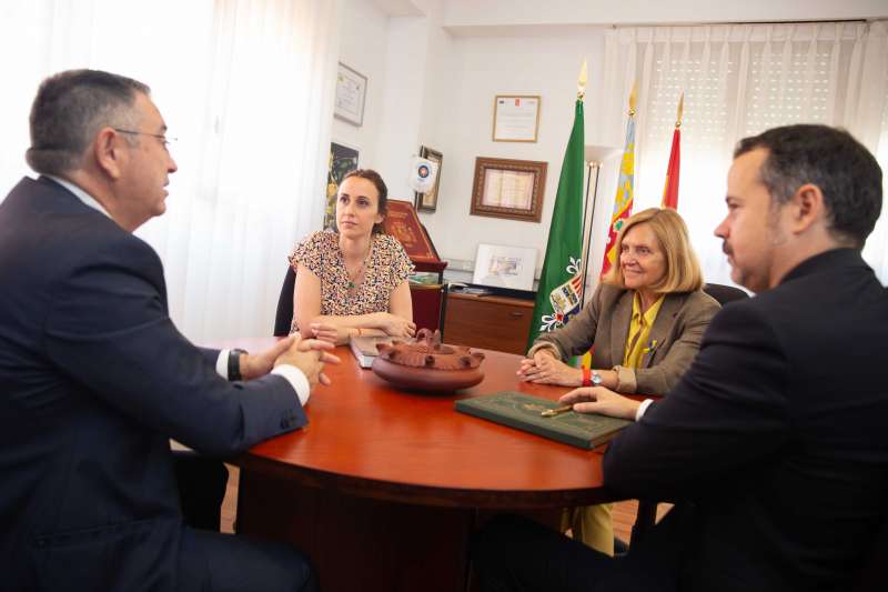 Reunión con el cónsul, Pablo Gil, el empresario Jesús Molina y la alcaldesa Elia Verdevío. EPDA.