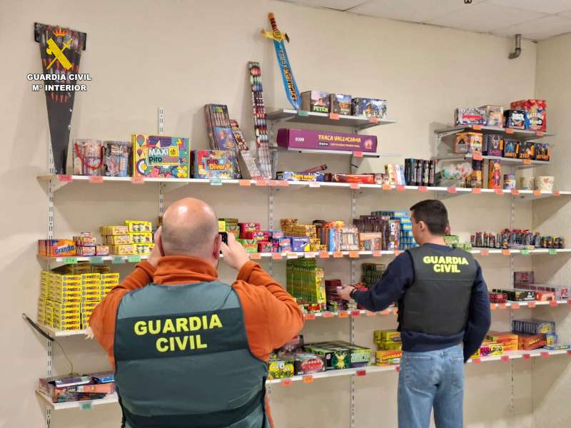 Detenido un hombre por llevarse material pirot�cnico de la tienda donde trabajaba con un valor aproximado de 40.000 euros.  EPDA