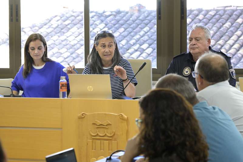 La regidora d?Educaci de l?Ajuntament de Paiporta, Olga Sandrs,en la reuni. EPDA