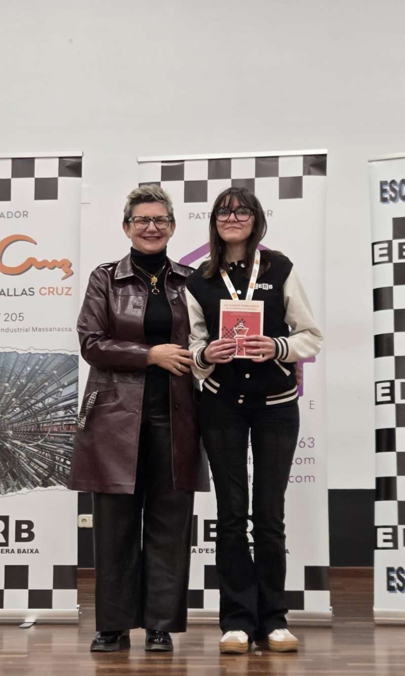 Agn�s N��ez de Arenas rep el premi.  EPDA