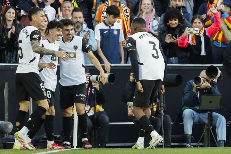 El centrocampista del Valencia Diego Lpez (2i) celebra un gol con sus compaeros, entre ellos Cristian Mosquera (dr). EFEArchivoAna Escobar
