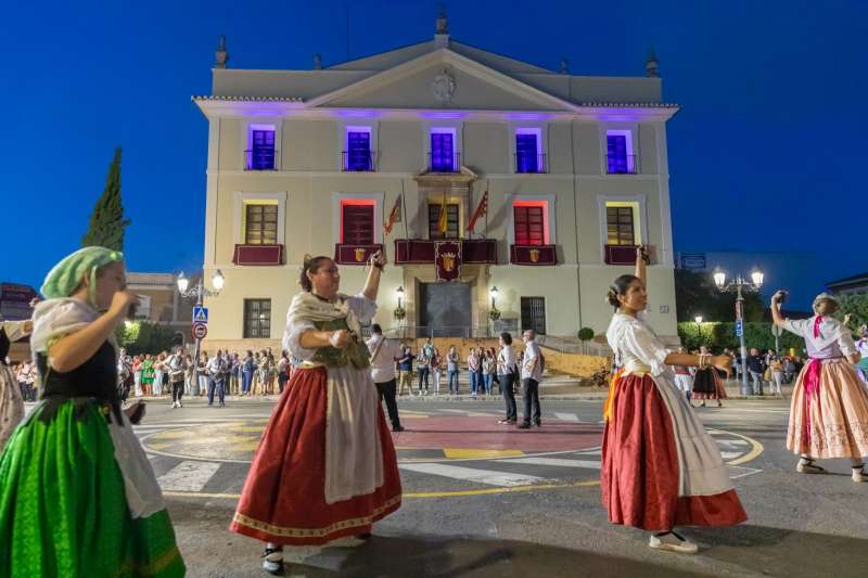 Dans en la puerta del Ayuntamiento de Paterna.EPDA