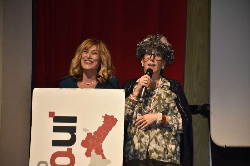La Tia Visantica y Carme Bort, presentadoras en una edici�n anterior de los premios de El Peri�dico de Aqu�.  Pl�cido Gonz�lez
