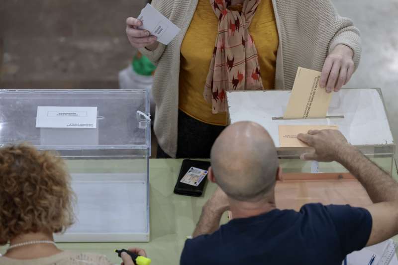 En la imagen, una persona ejerce su derecho al voto en un colegio electoral de la ciudad de València. /EFE /Ana Escobar