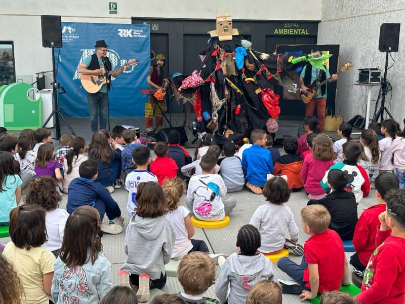Para celebrar este hito, hoy el alumnado de cuatro centros escolares de municipios del Consorci han disfrutado de un concierto del cantautor Dani Miquel 