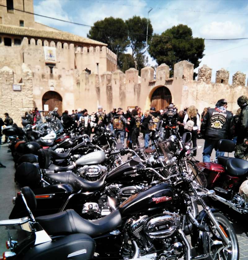 Vista de las motocicletas con el Castillo al fondo