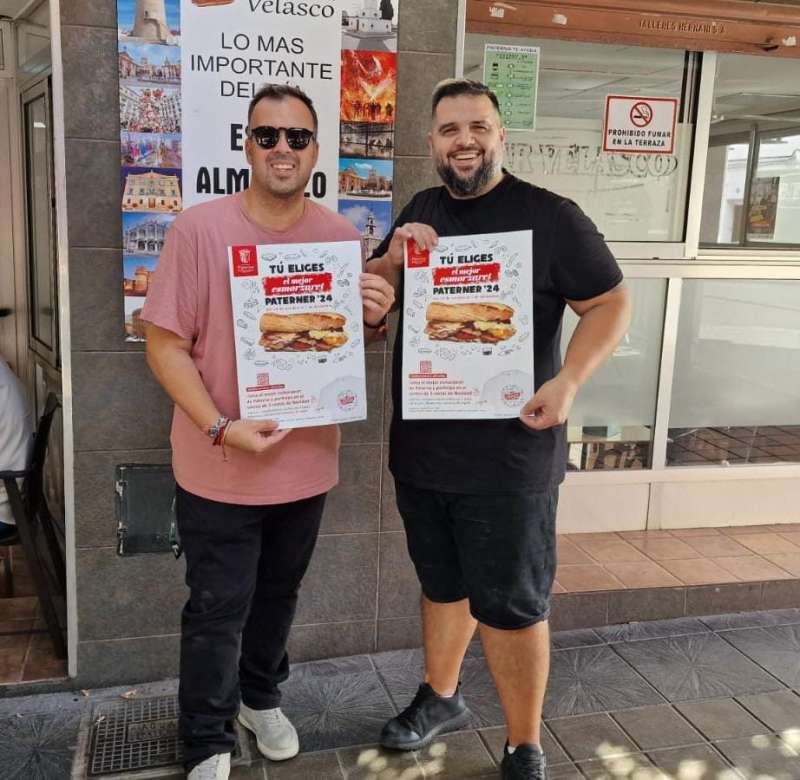 El concejal de Comercio con del ganador de la ruta del almuerzo de 2023. EPDA