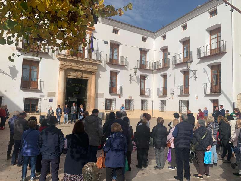 Concentracin con motivo del 25N en el Ayuntamiento de Utiel.EPDA