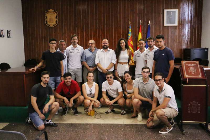 Foto de familia de pilotaris y festeros con el alcalde. / EPDA 