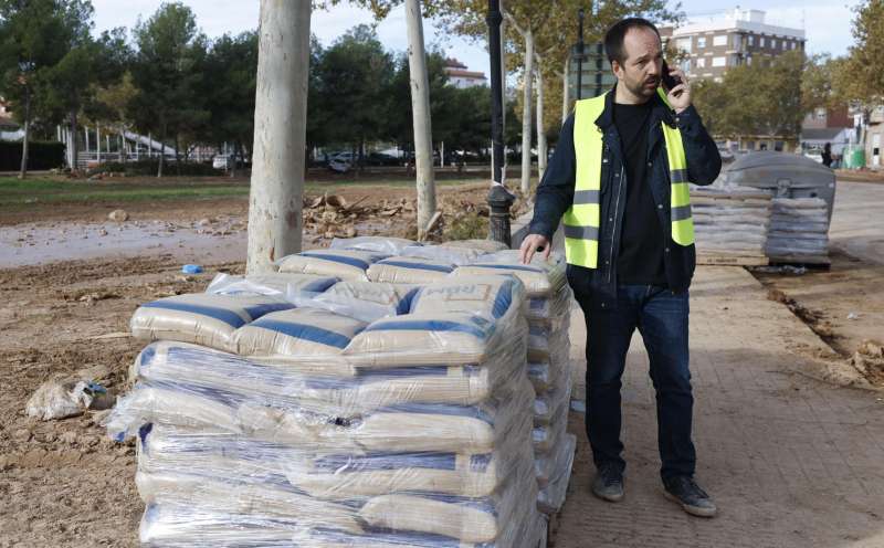 El alcalde de Aldaia, Guillermo Lujn, conversa con por telfono junto a varios pals de arena. EFEJorge Zapata
