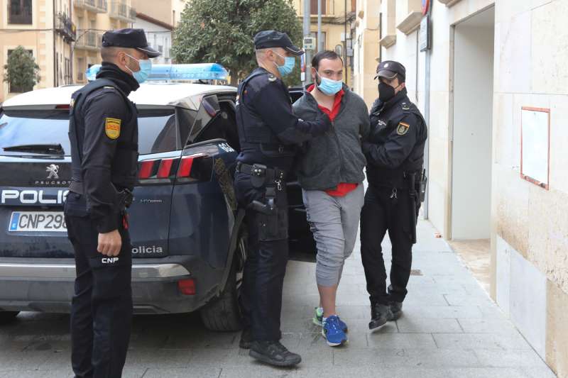 Pedro Lozano Giménez (2d), conocido como el Rambo de Requena, a su llegada este martes a la Audiencia de Teruel para ser juzgado por la fuga que protagonizó en 2020, desde Requena hasta las sierras turolenses, y en la que hirió a dos guardias civiles que le perseguían, a uno de ellos de gravedad. /EFE
