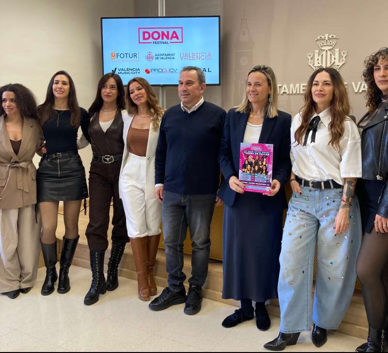 En el centro V�ctor P�rez y Paula LLobet y en los extremos las artistas de esta edici�n del Dona Fest en la presentaci�n del festival.