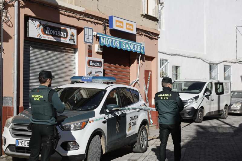 Vista del taller y de la casa familiar de la v�ctima, un hombre 49 a�os, en Chiva. EFE Kai F�rsterling
