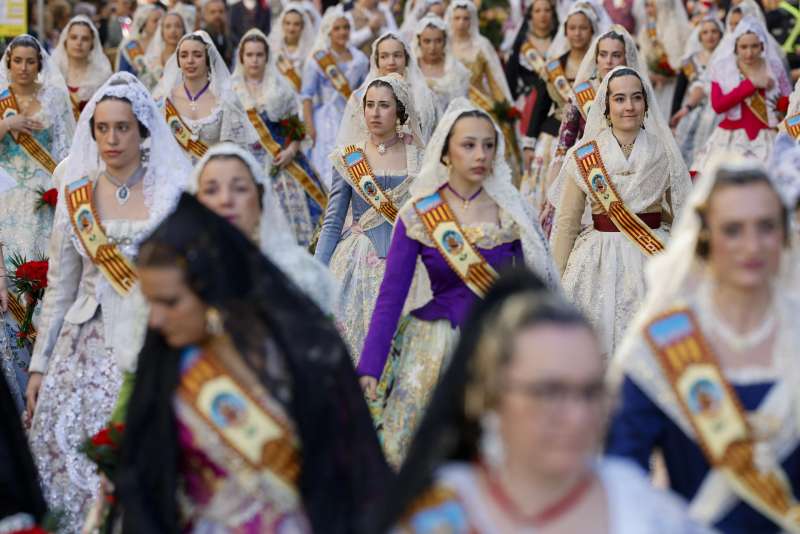 Numerosas falleras participan en la primera de las dos jornadas de Ofrenda floral a la Virgen de los Desamparados. EFEAna Escobar